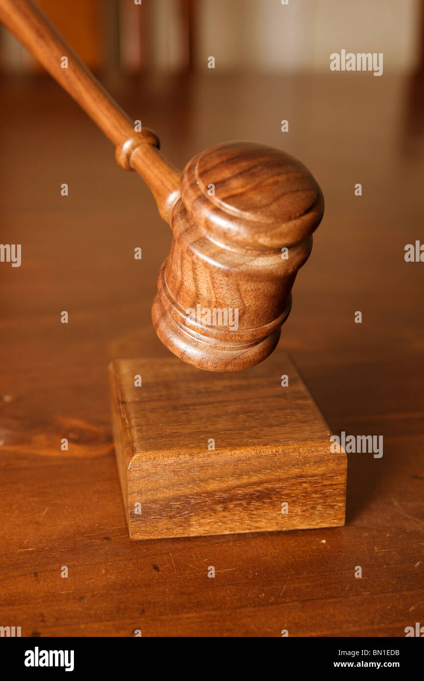 Richter oder Auktionatoren Hammer herab und schlagen den block Stockfoto
