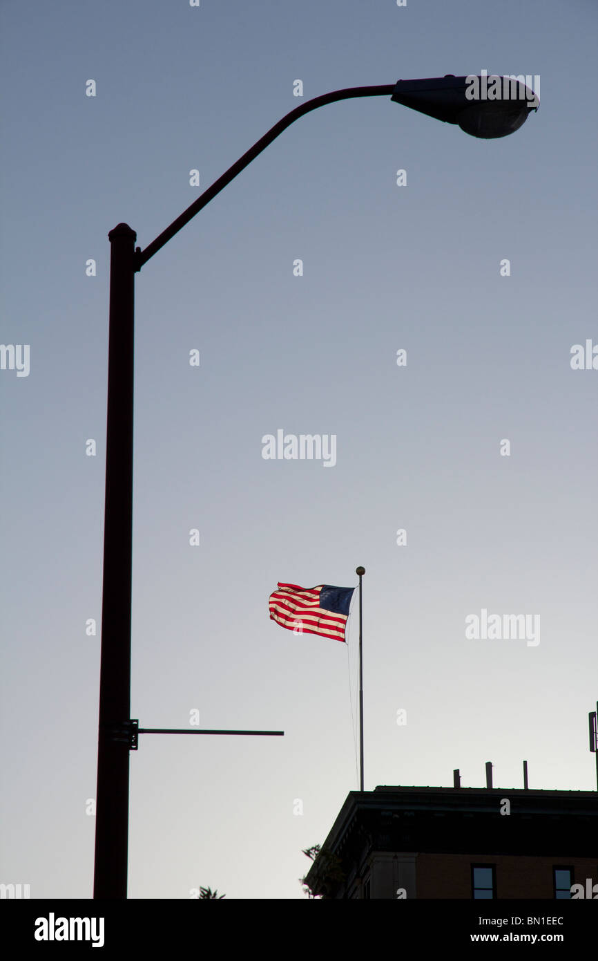Amerikanische Flagge und Straßenlaterne. Lafayette, Indiana. Stockfoto