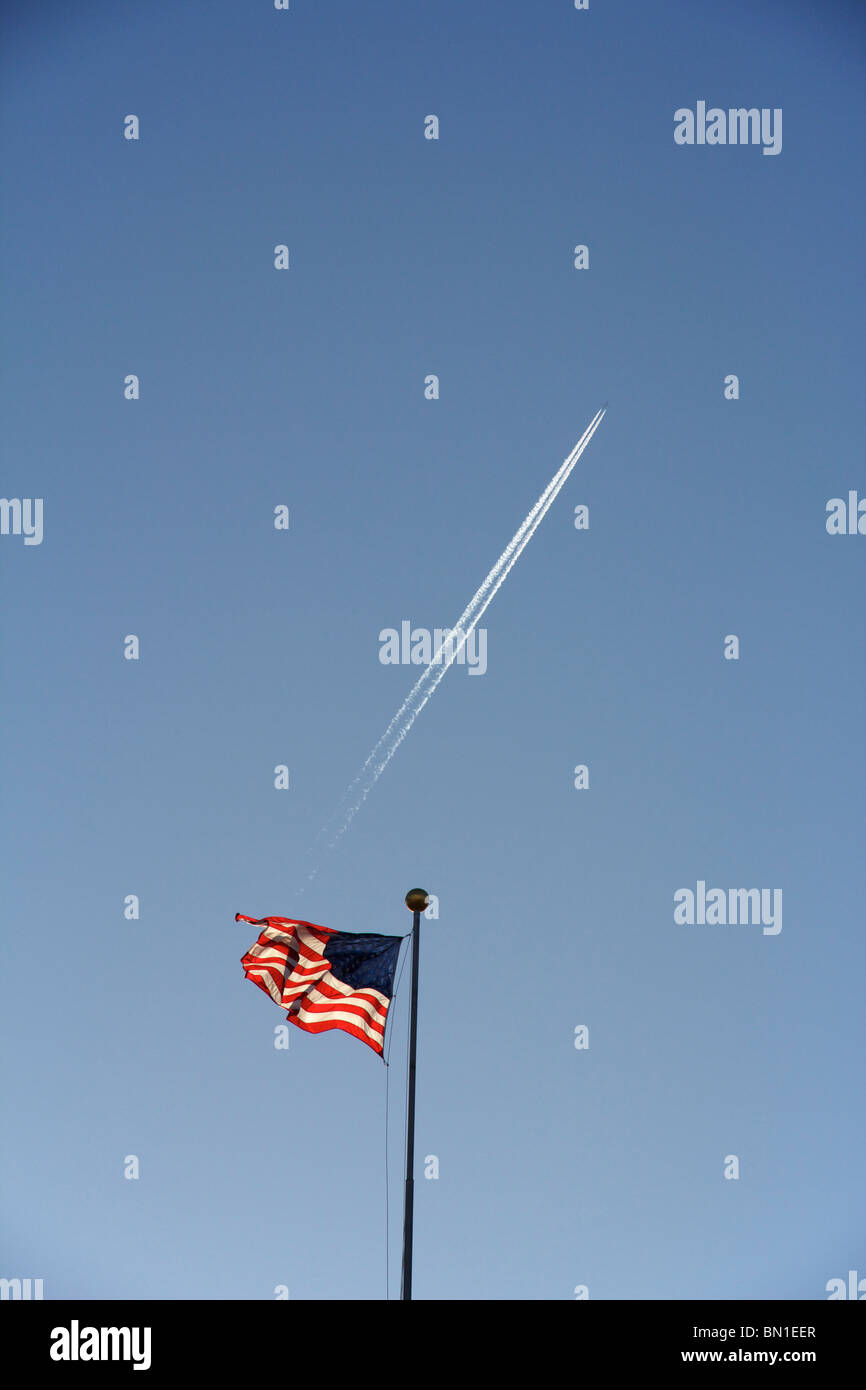 Amerikanische Flagge und Jet Flugzeug mit Kondensstreifen. Stockfoto