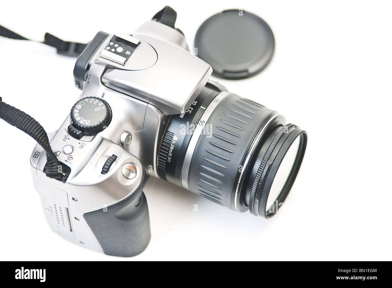 Nahaufnahme des oberen Teils eine digitale SLR-Kamera, Blick von oben, isoliert auf weiss. Stockfoto