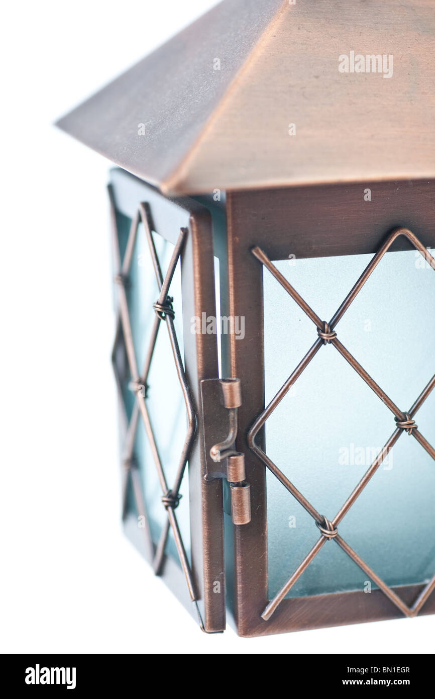 Ein gebürstetes Kupfer Teelichthalter, isoliert auf weiss. Stockfoto