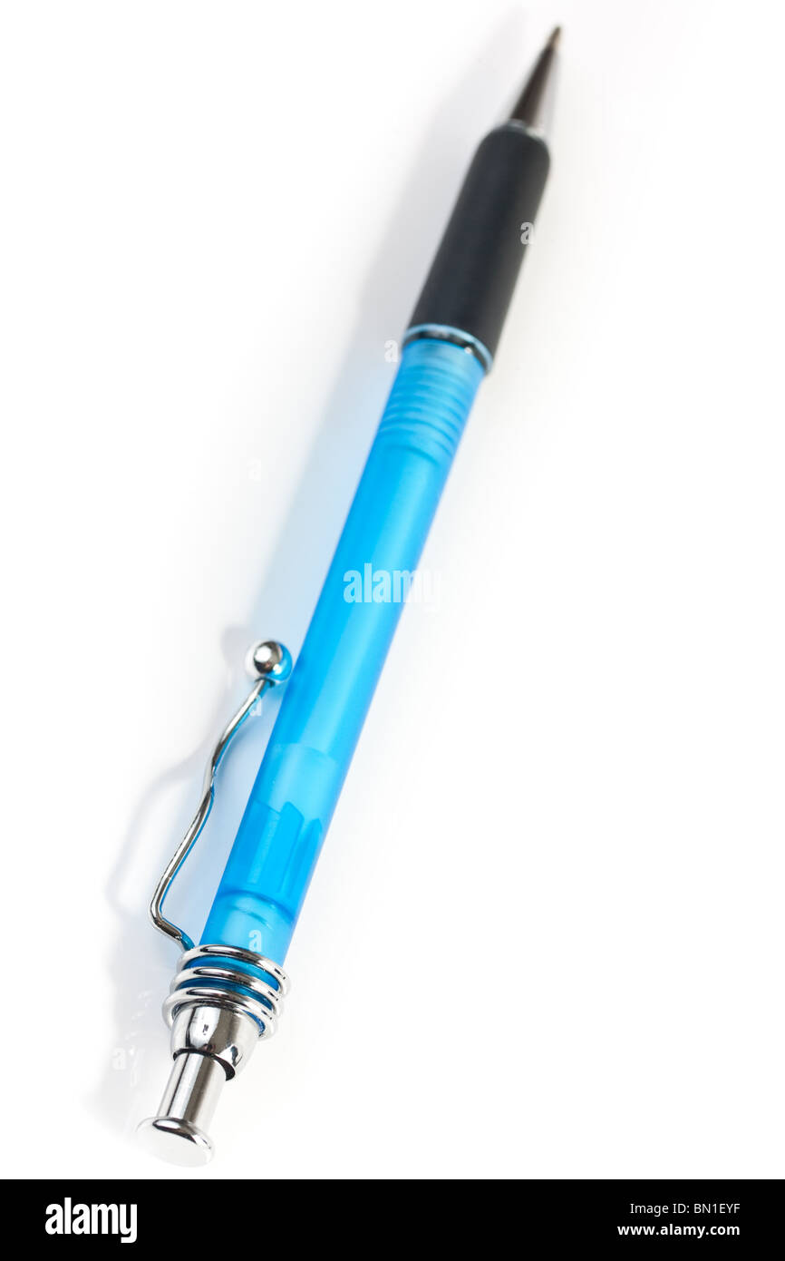 Eine Nahaufnahme von einem blauen Stift, Fokus auf der einen Seite, isoliert auf weiss. Stockfoto