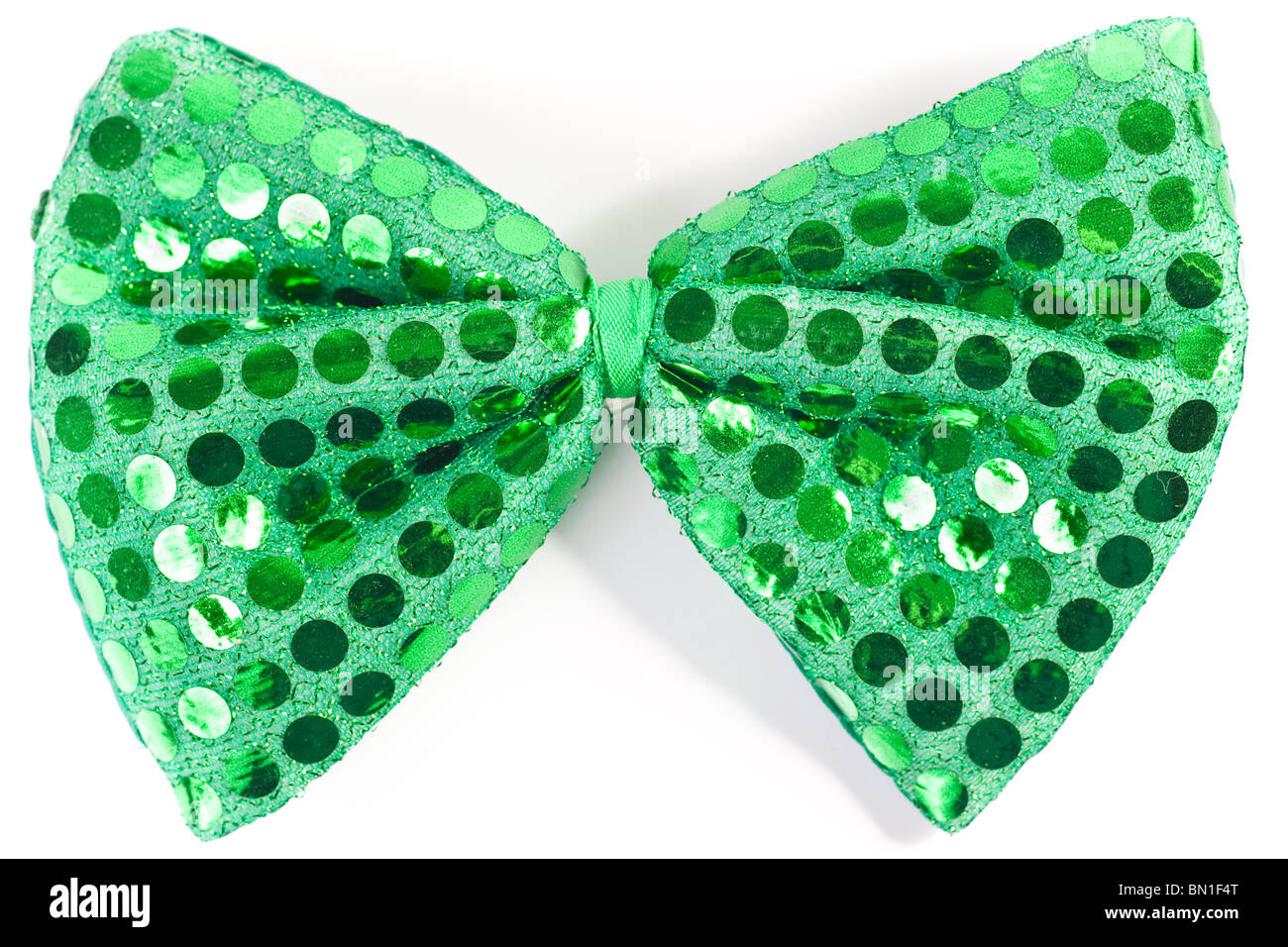 Nahaufnahme von einer grünen Pailletten Fliege, verwendet vor allem während der St. Patricks Day, Isolated on White. Stockfoto