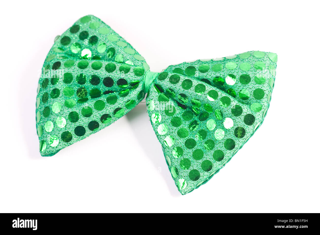 Nahaufnahme von einer grünen Pailletten Fliege, verwendet vor allem während der St. Patricks Day, Isolated on White. Stockfoto