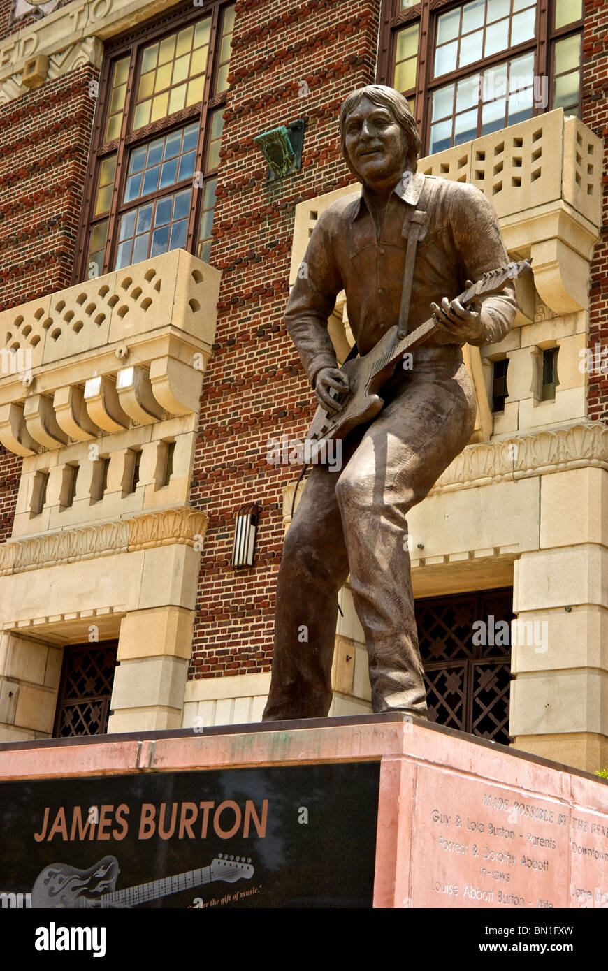 Statue-Gitarrist James Burton vor Shreveport LA Municipal Auditorium wo Elvis Presley erstmals öffentlich aufgeführt Stockfoto