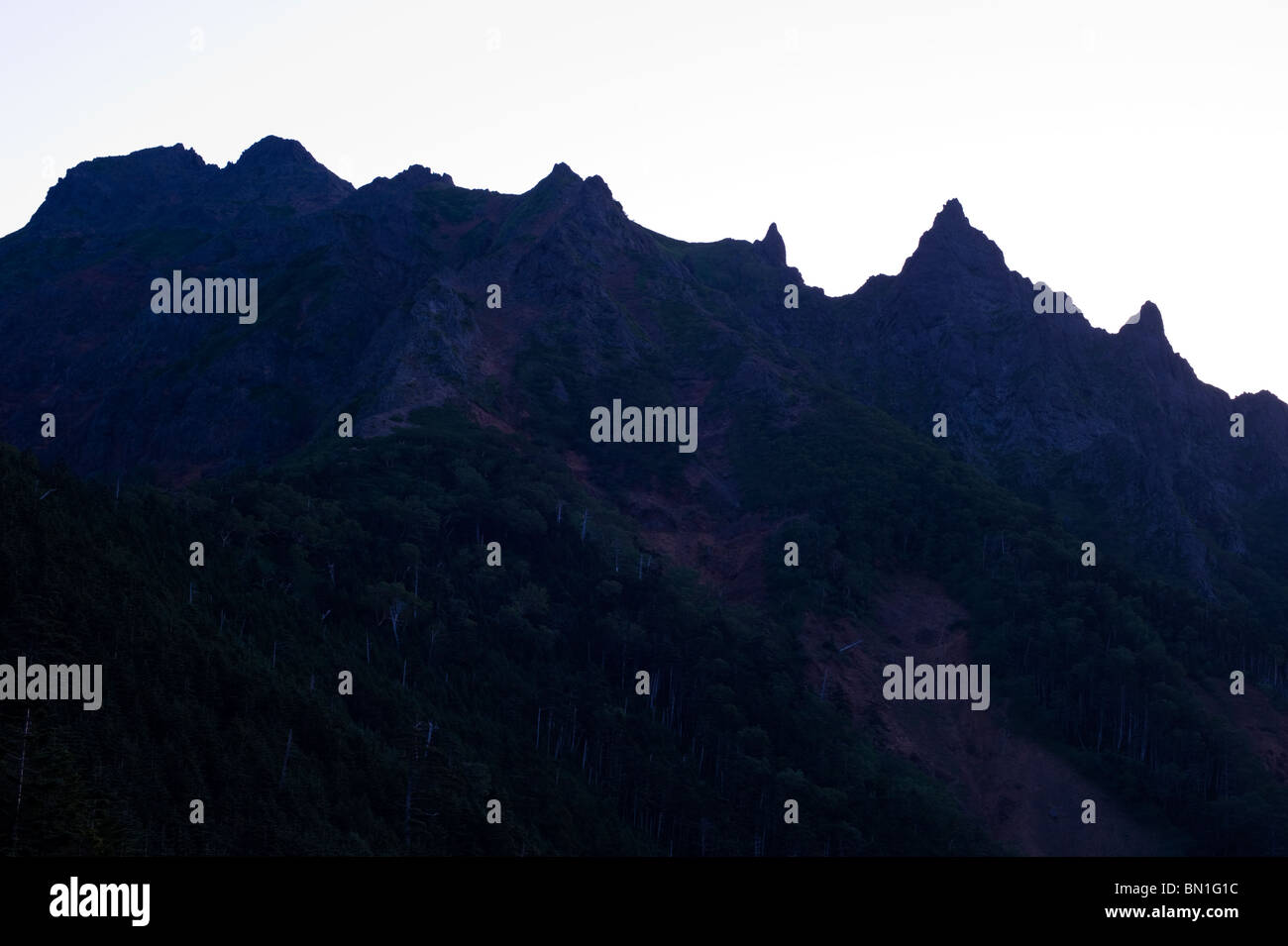 Die gezackten Gipfel Akadake in die Yatsugatake Berge kurz nach Sonnenaufgang im August. Stockfoto