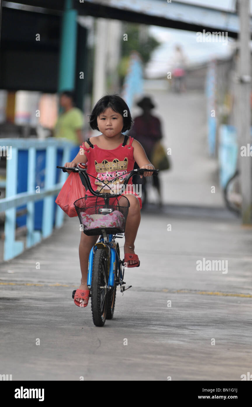 Die Lebensweise der Bewohner auf Pulau Ketam oder Carey Insel vor Kuala Selangor, Malaysia - Modus des Transportes, Fahrrad Stockfoto
