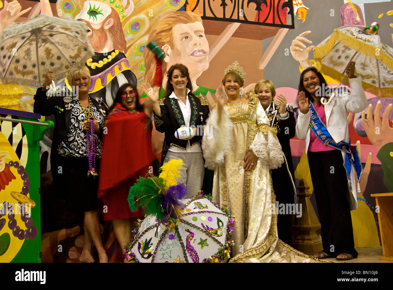 Montage der Krewe Queens winken werfen Tassen in slow-Shutter Speed Motion blur im Karneval Museum in Shreveport-Bossier LA Stockfoto
