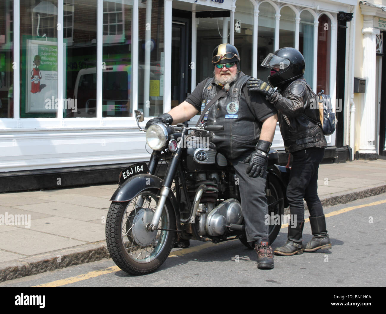 Klassische AJS 650cc Motorrad mit Biker-Fahrer und Sozius Passagier zu montieren. Stockfoto