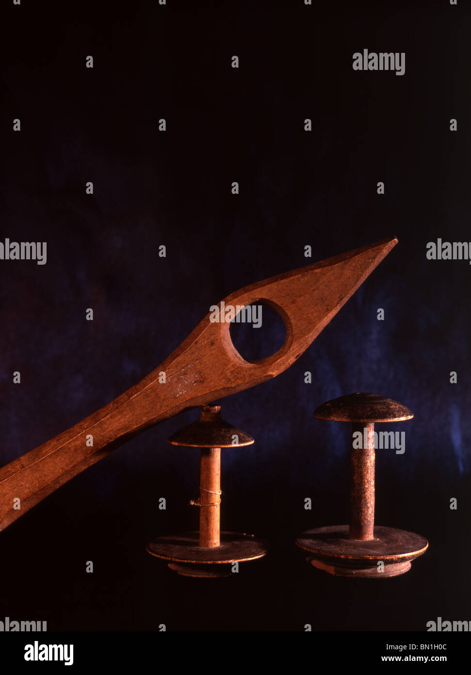 Teile der alten Spinnrad isoliert auf dunkel Stockfoto