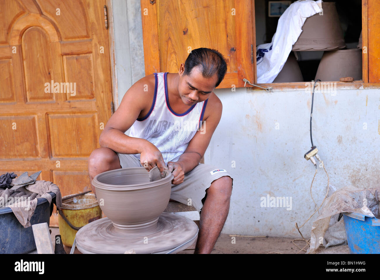 Keramik ist ein uraltes Handwerk in Nordost-Thailand. Landwirte nutzen es als zusätzliches Einkommen neben Reis Landwirtschaft. Stockfoto