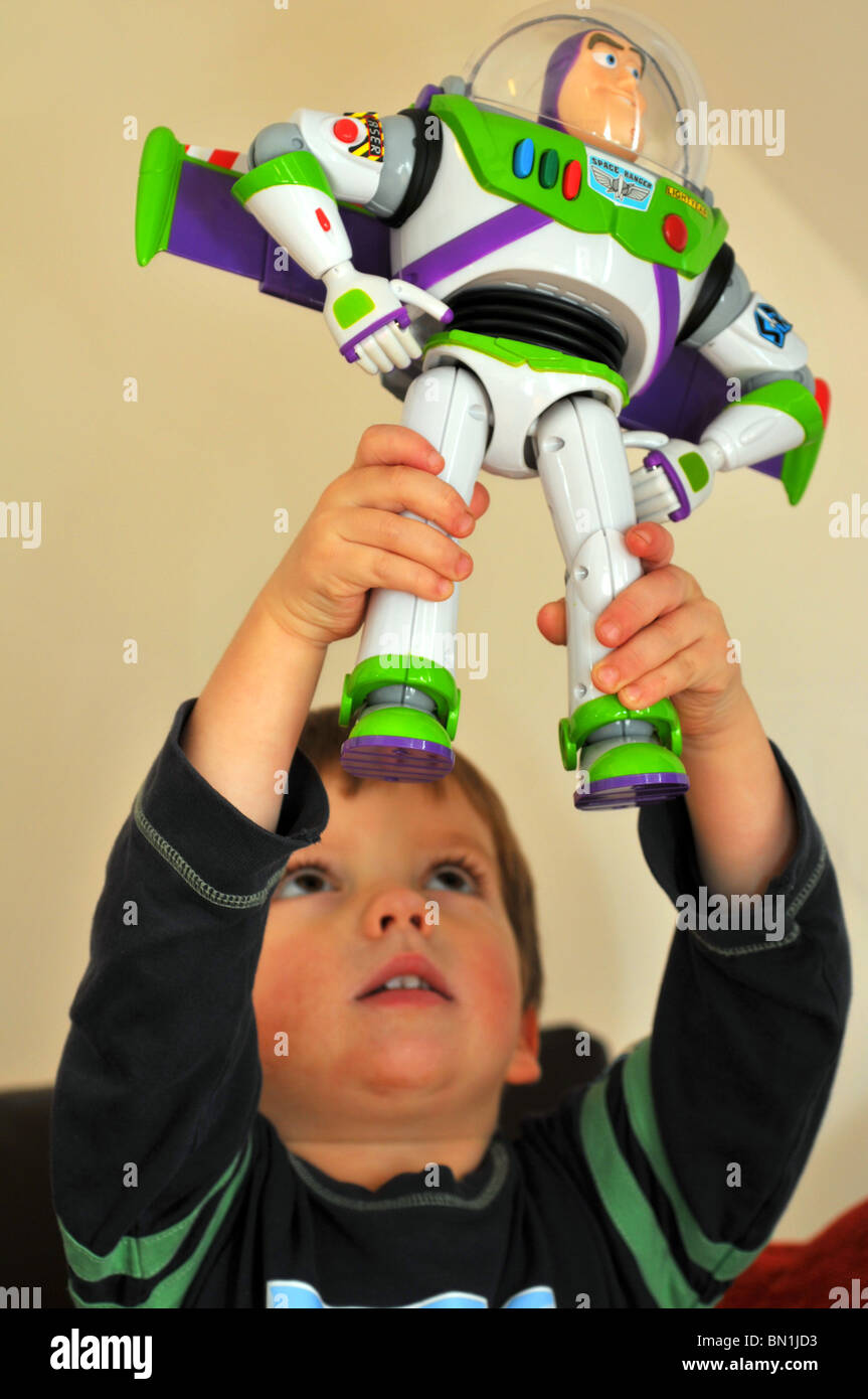 Kind spielt mit Buzz Lightyear toy Stockfoto
