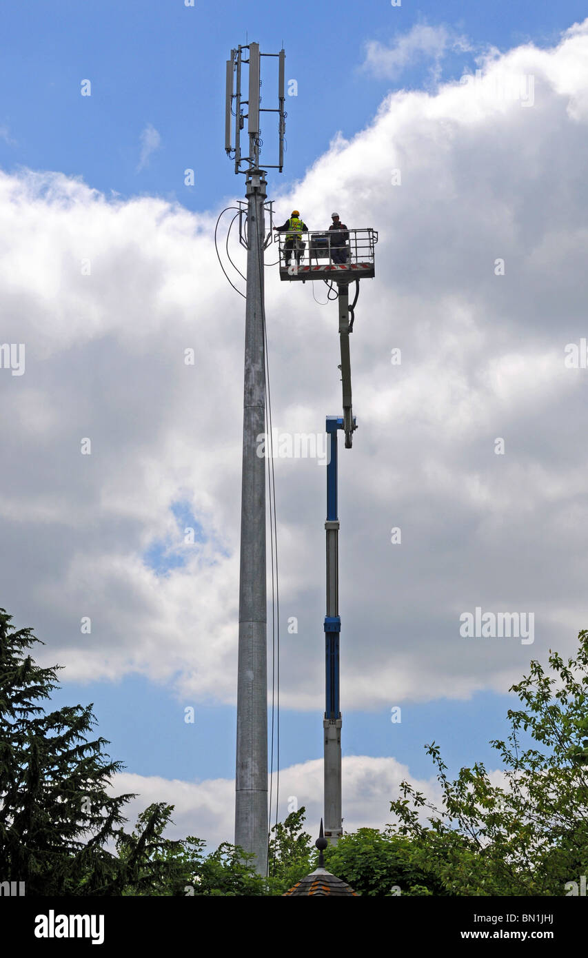 Handy-Mast installiert, Installation von ein Handy-Sendemast, UK Stockfoto