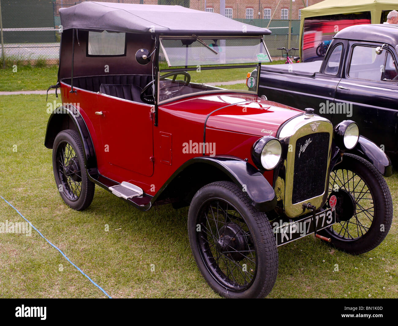 1931 roten und schwarzen Austin 7 Sonnenschein Saloon mit Sonnenschein Dach Stockfoto