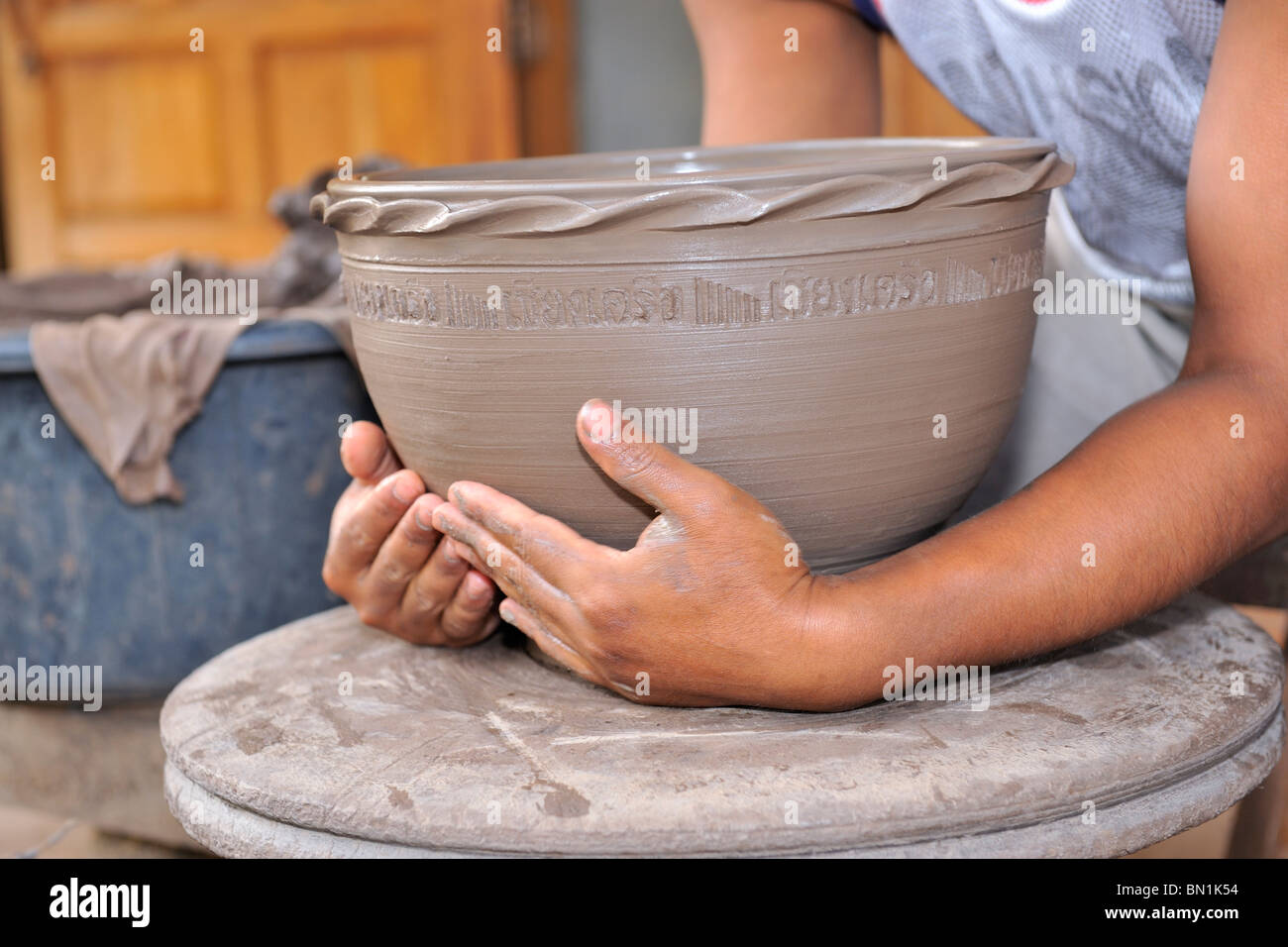 Keramik ist ein uraltes Handwerk in Nordost-Thailand. Landwirte nutzen es als zusätzliches Einkommen neben Reis Landwirtschaft. Stockfoto