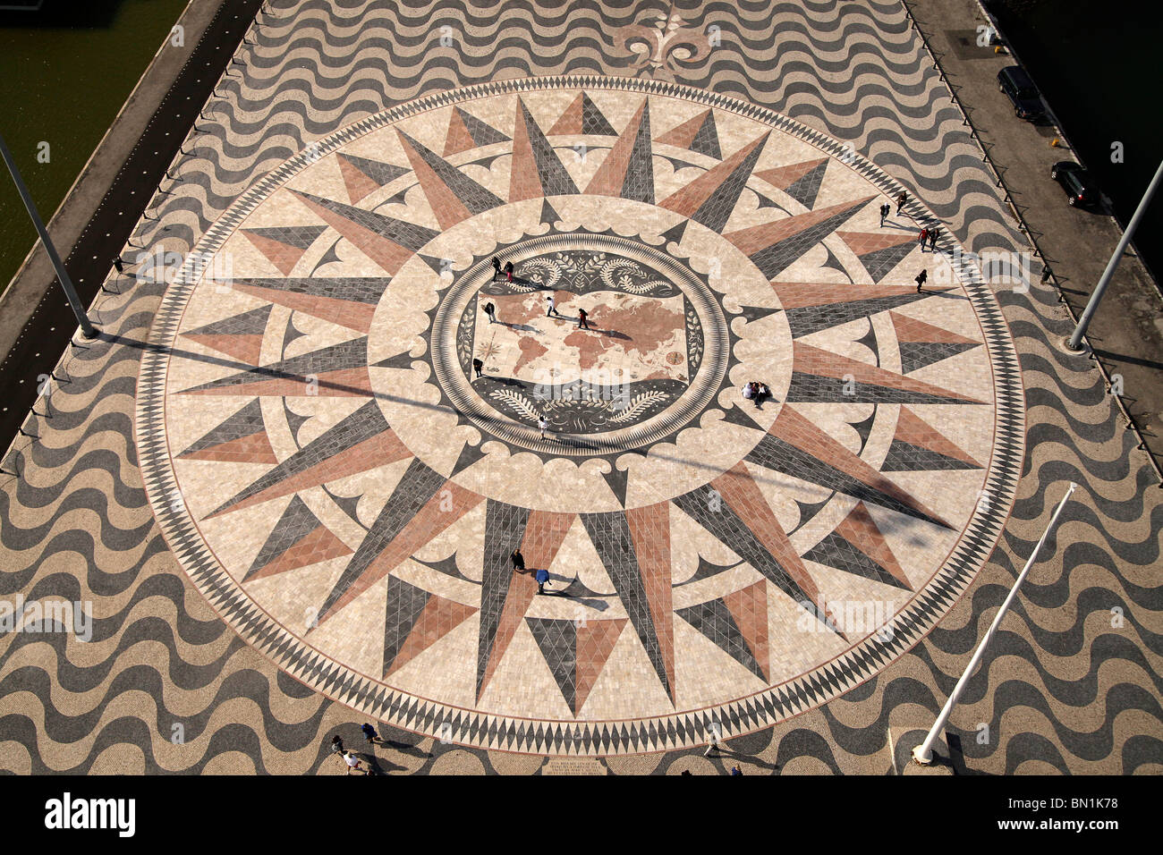 riesigen Mosaik mit Compass rose und Welt Karte am Denkmal für die Entdeckungen Padrão Dos Descobrimentos in Belem, Lissabon, Stockfoto