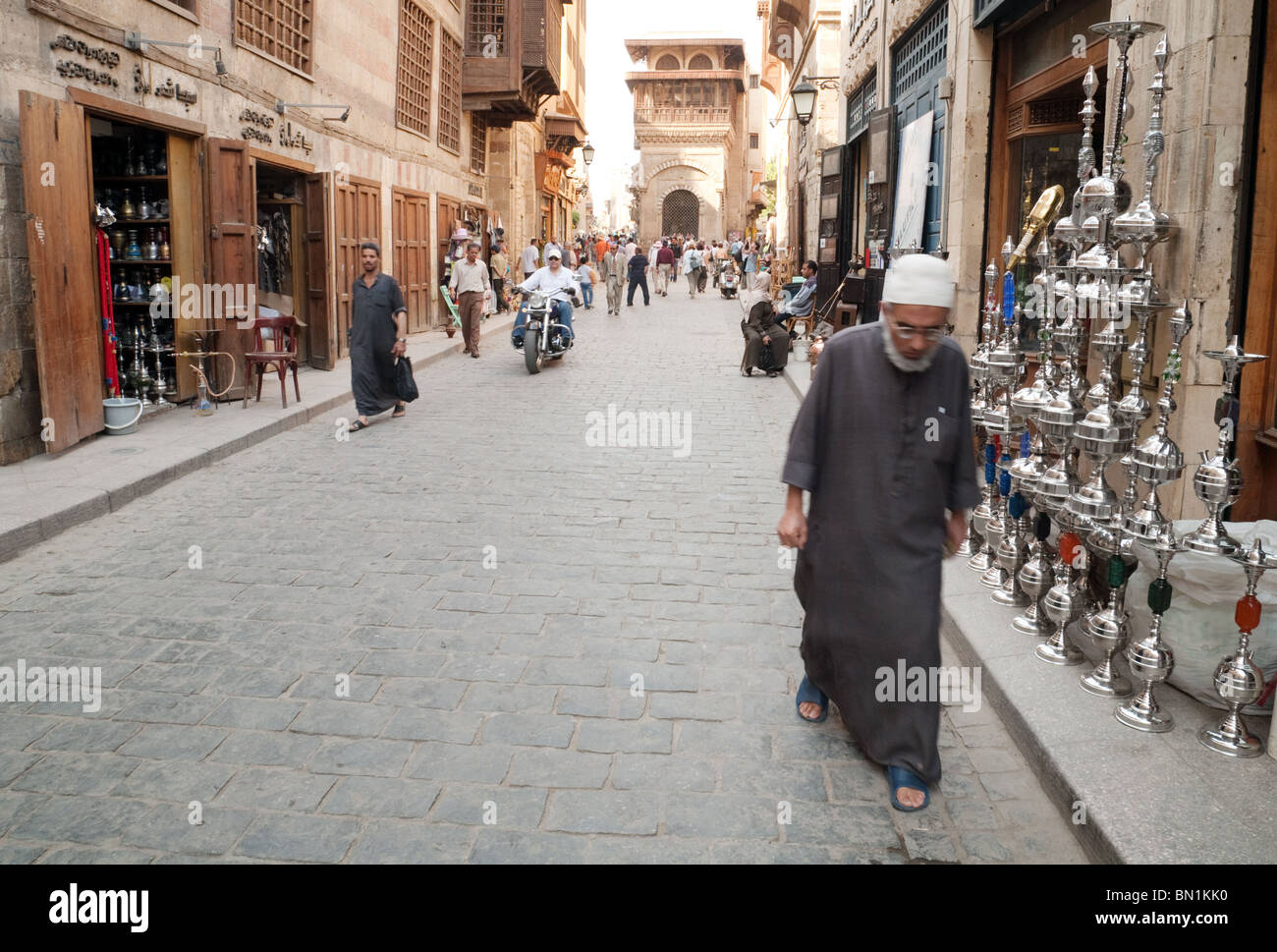 Lokale Ägypter; Straßenszene in Kairos Khan al Khalili Markt, das islamische Viertel, Kairo Ägypten Nordafrika Stockfoto