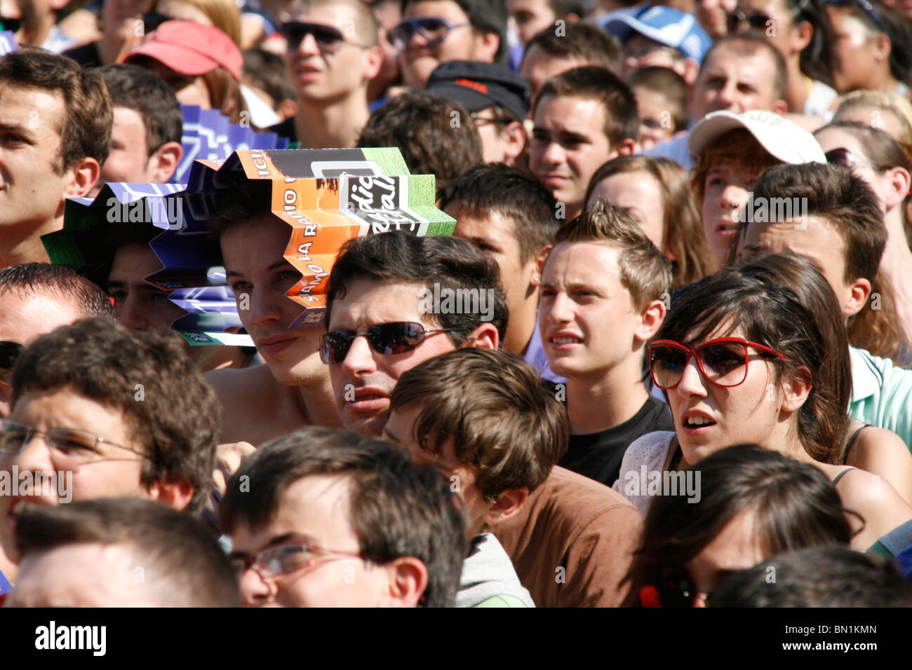 italienische Fans beobachten Italien V Slowakei im Welt Cup Fan Fest Village in Rom, Italien 2010 Stockfoto