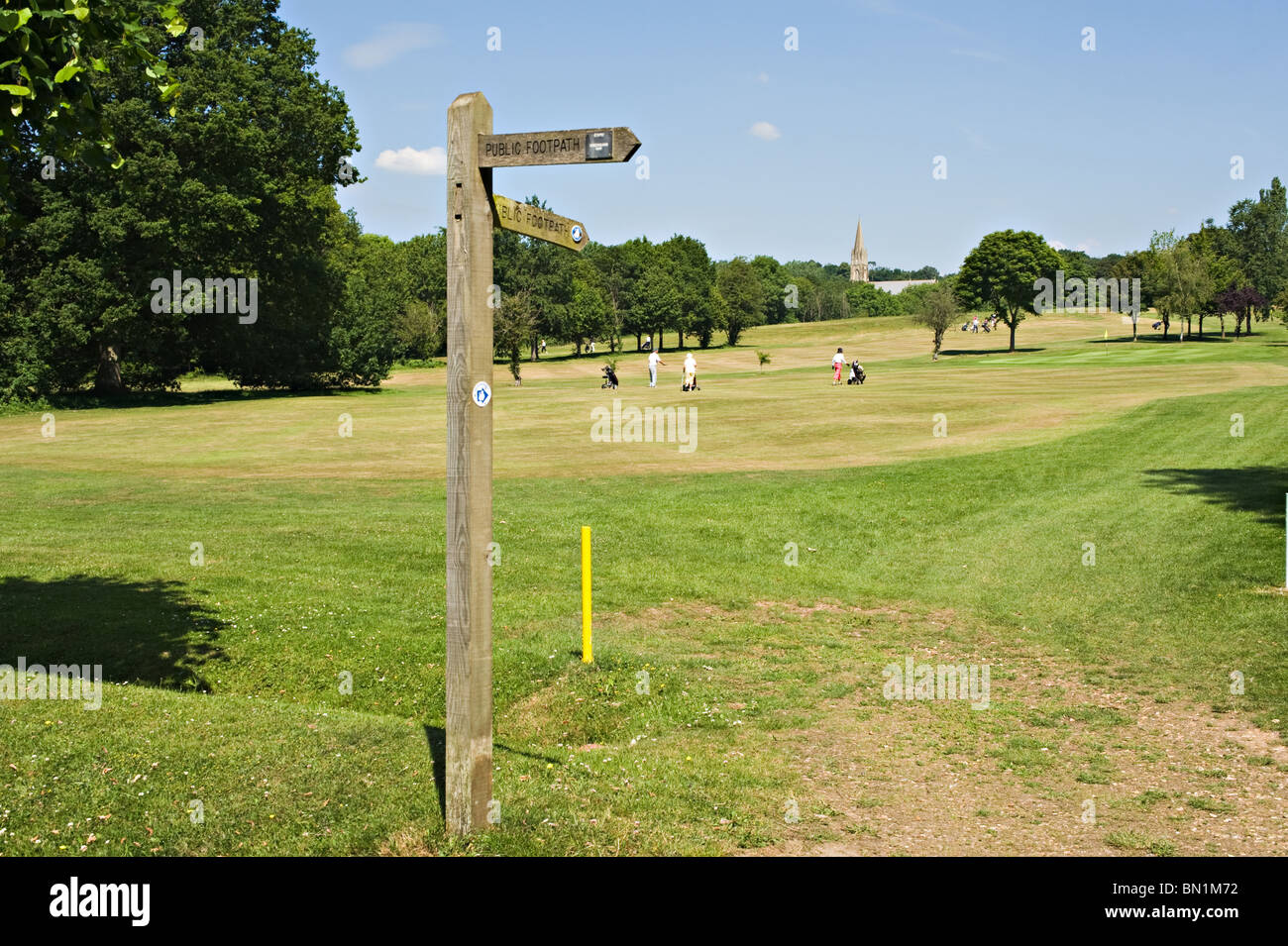 Öffentlichen Fußweg anmelden Redhill und Reigate Golfplatz mit Golfern auf Fairway Surrey England Vereinigtes Königreich Stockfoto