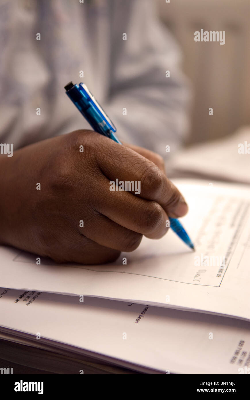 Mutter zu Hause studieren und wer kümmert sich auch um ihre 10 jährige Tochter mit schweren körperlichen und Lernschwierigkeiten, London. Stockfoto