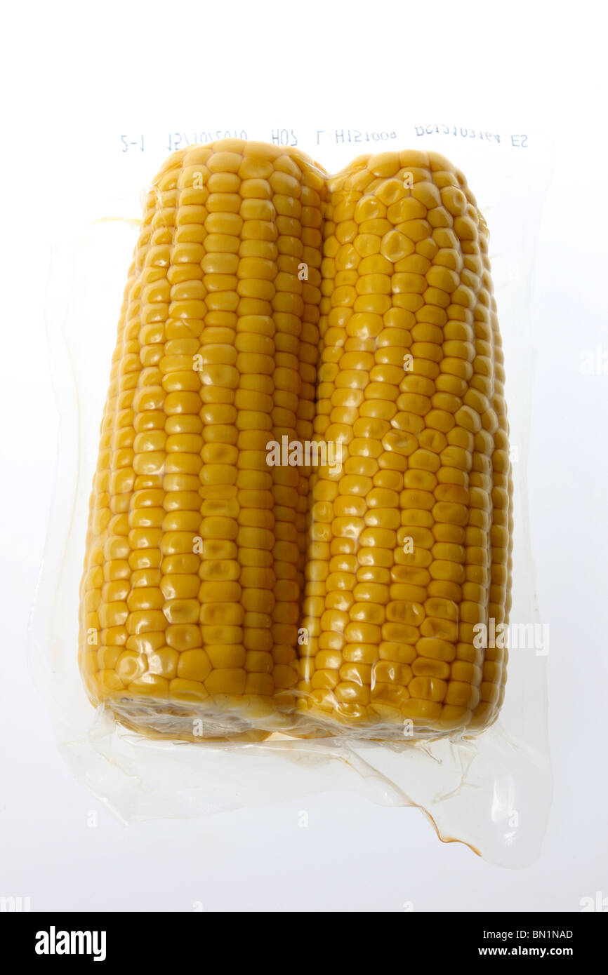 Maiskolben in Kunststoff, Fertiggerichte aus dem Supermarkt. Stockfoto
