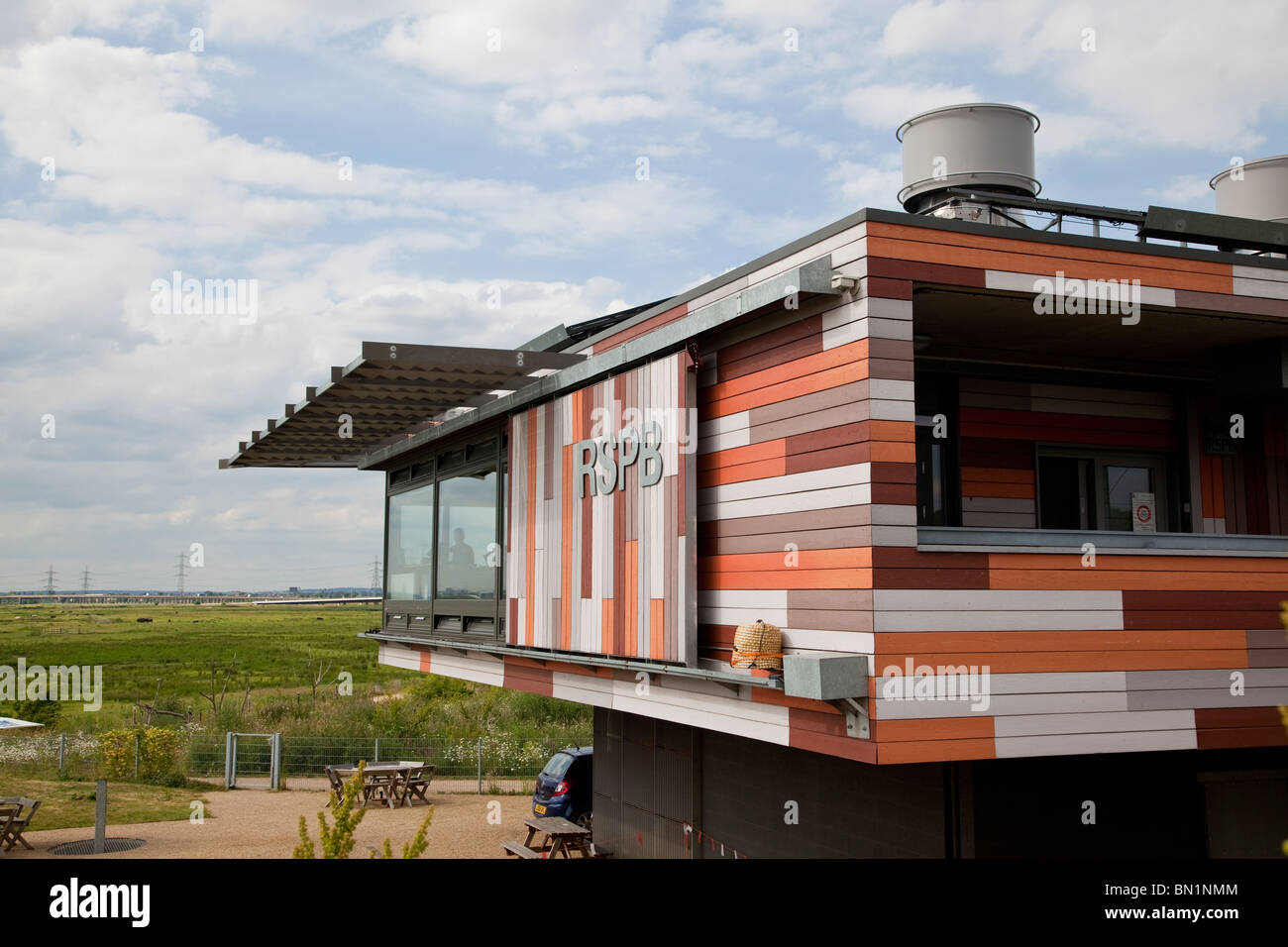 RSPB Information Centre im Rainham Marshes Reserve, Essex, England. Umweltfreundliche, nachhaltige Materialien, Stockfoto