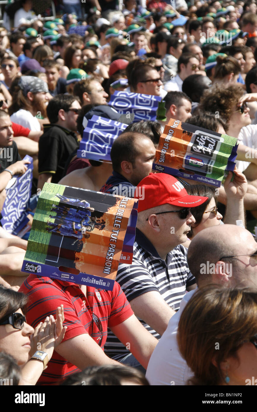 italienische Fans beobachten Italien V Slowakei im Welt Cup Fan Fest Village in Rom, Italien 2010 Stockfoto