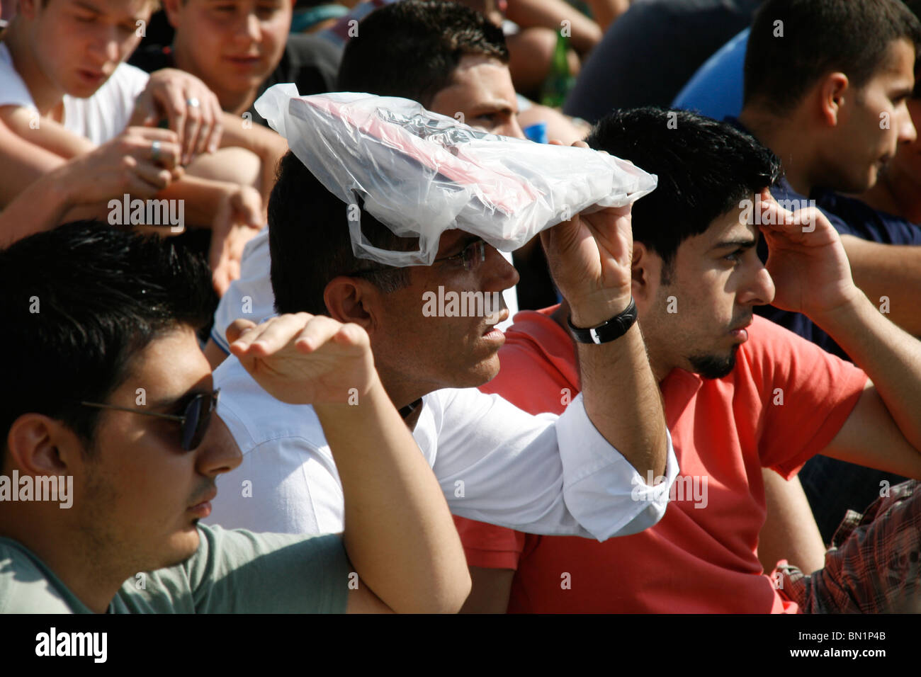 italienische Fans beobachten Italien V Slowakei im Welt Cup Fan Fest Village in Rom, Italien 2010 Stockfoto