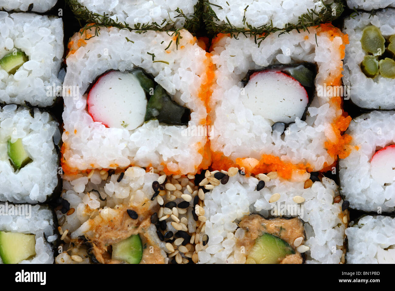 Verschiedene Sushi und Sashimi Stück in einer Box zum mitnehmen, in einem Supermarkt. Stockfoto