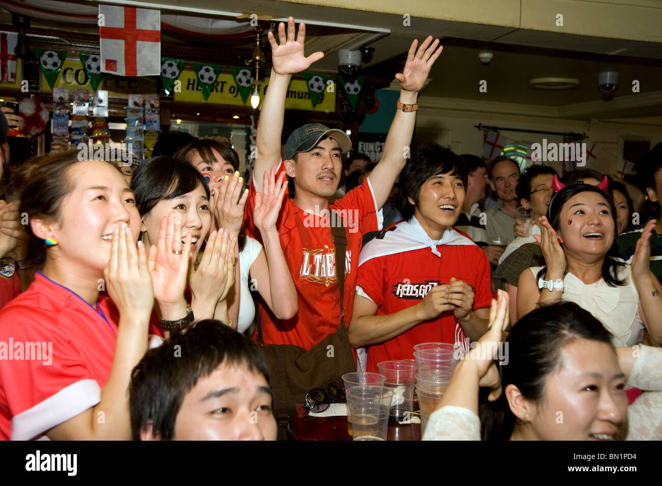 Südkoreanische Fußballfans beobachten ihre Team-spielen gegen Uruguay in einem Londoner Pub während der WM 2010 Stockfoto