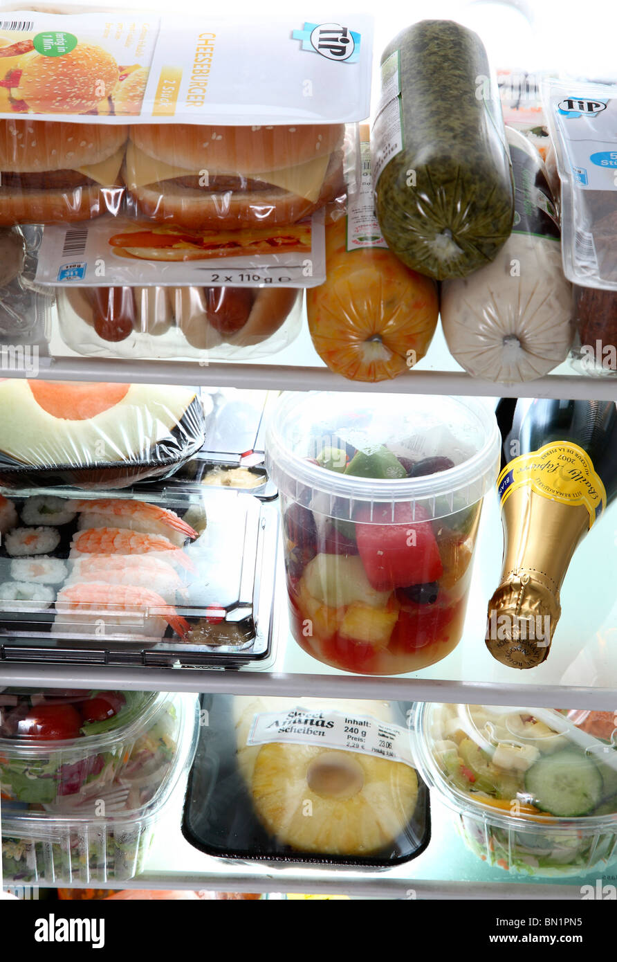 Kühlschrank gefüllt mit verschiedenen Convenience-Food-Produkten. Alle Ready-to-eat Mahlzeiten. Salat, Fleisch, Speisen, Sushi, Gemüse. Stockfoto