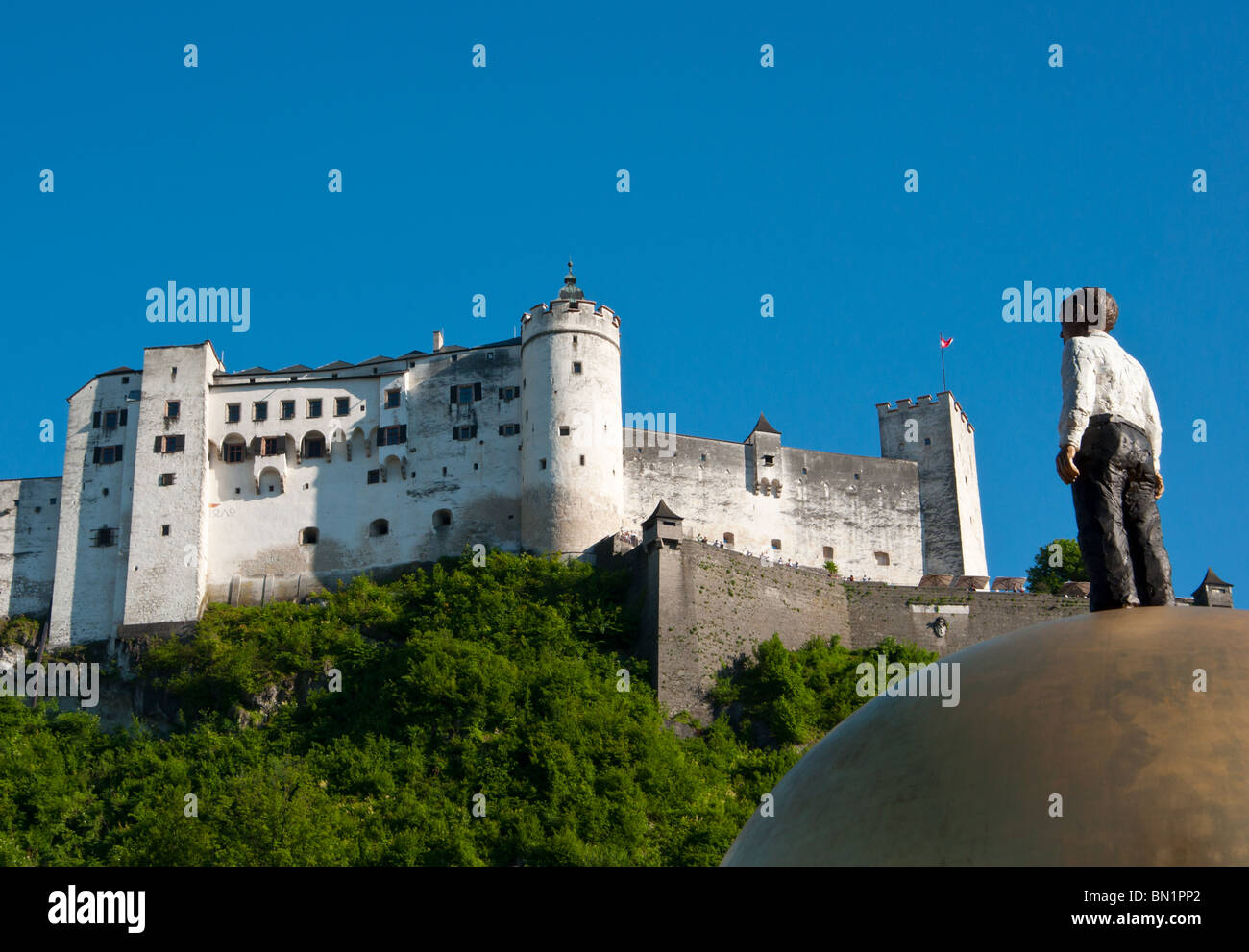 Moderne Skulptur mit Blick auf die Festung Hohensalzburg, Österreich. Stockfoto