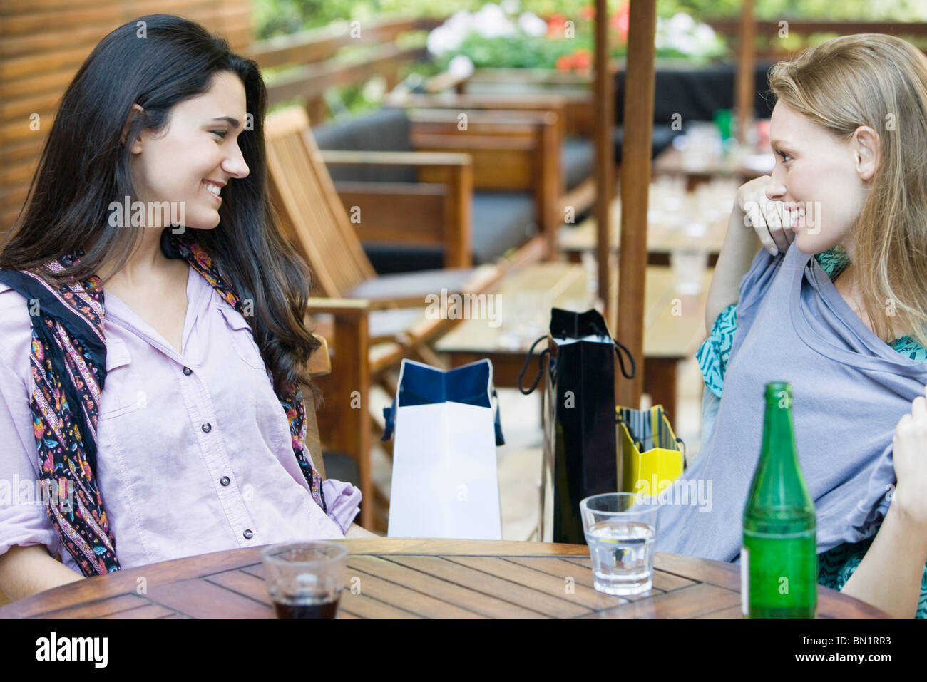 Freunden zusammen im Café entspannend Stockfoto