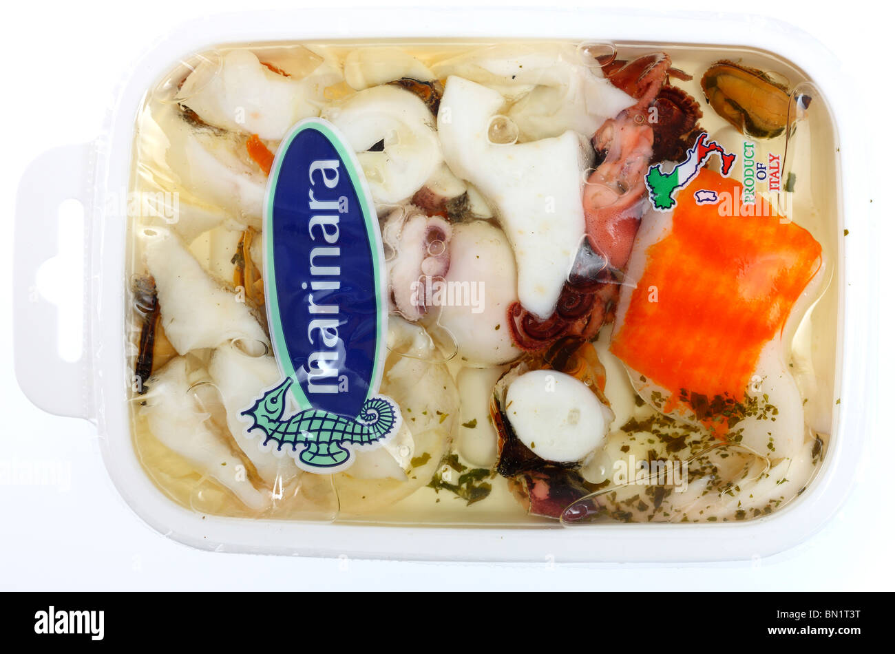Italienische Antipasti, Meeresfrüchte, mariniert in einer Box, Fertiggerichte aus dem Supermarkt. Stockfoto