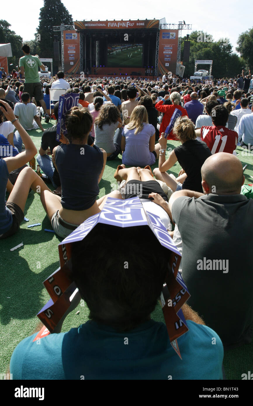 italienische Fans beobachten Italien V Slowakei im Welt Cup Fan Fest Village in Rom, Italien 2010 Stockfoto