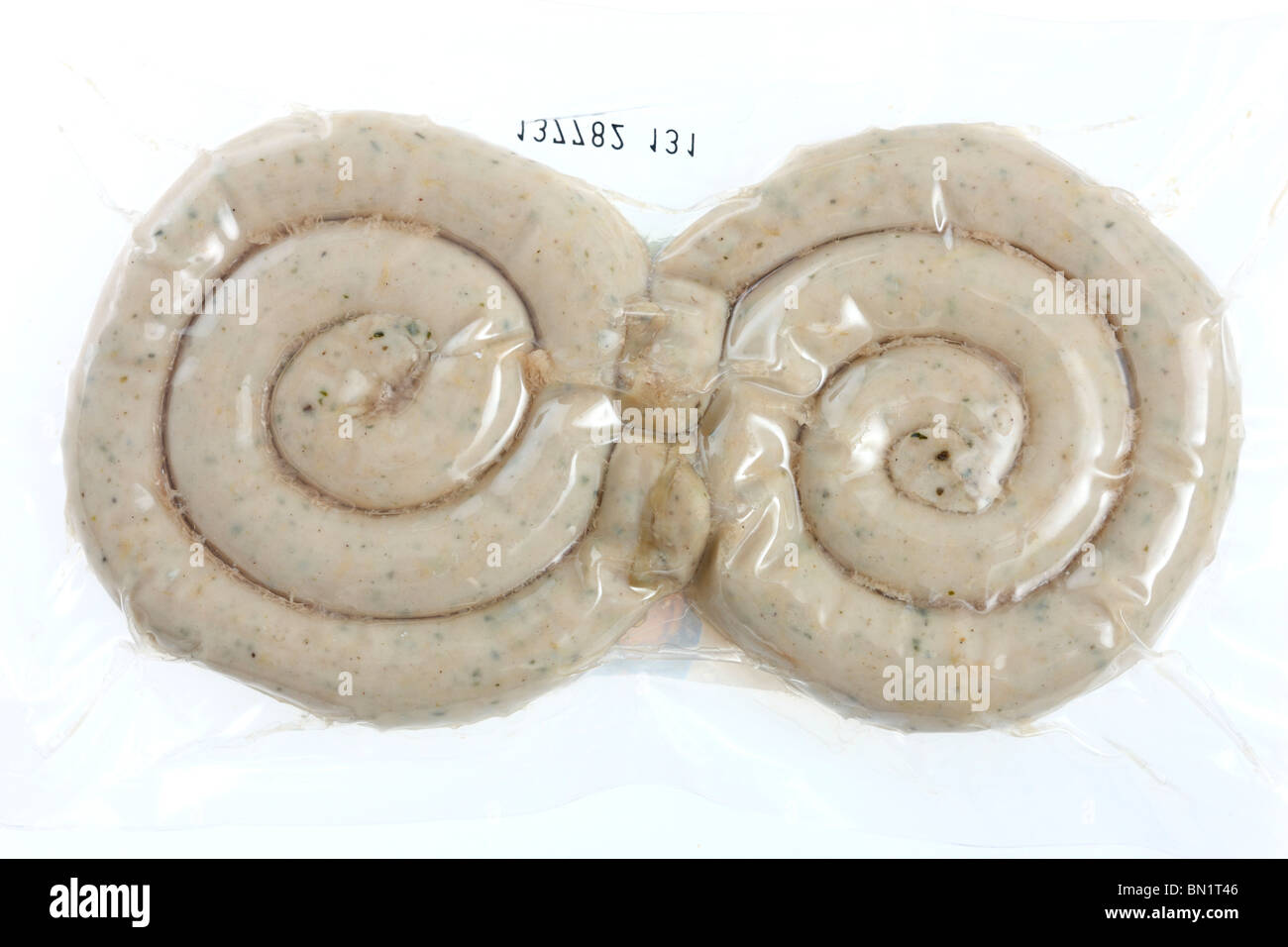 Würstchen, in Plastik verpackt. Aus einem Kühler in einem Supermarkt. Computer-Bar-Code. Stockfoto