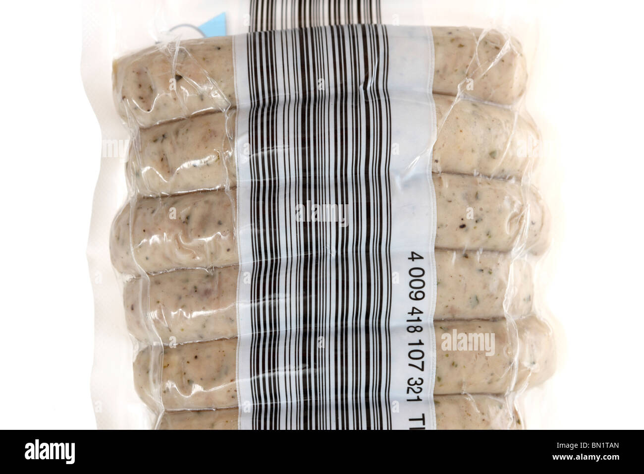 Würstchen, in Plastik verpackt. Aus einem Kühler in einem Supermarkt. Computer-Bar-Code. Stockfoto