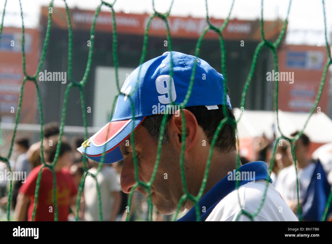 italienische Fans beobachten Italien V Slowakei im Welt Cup Fan Fest Village in Rom, Italien 2010 Stockfoto