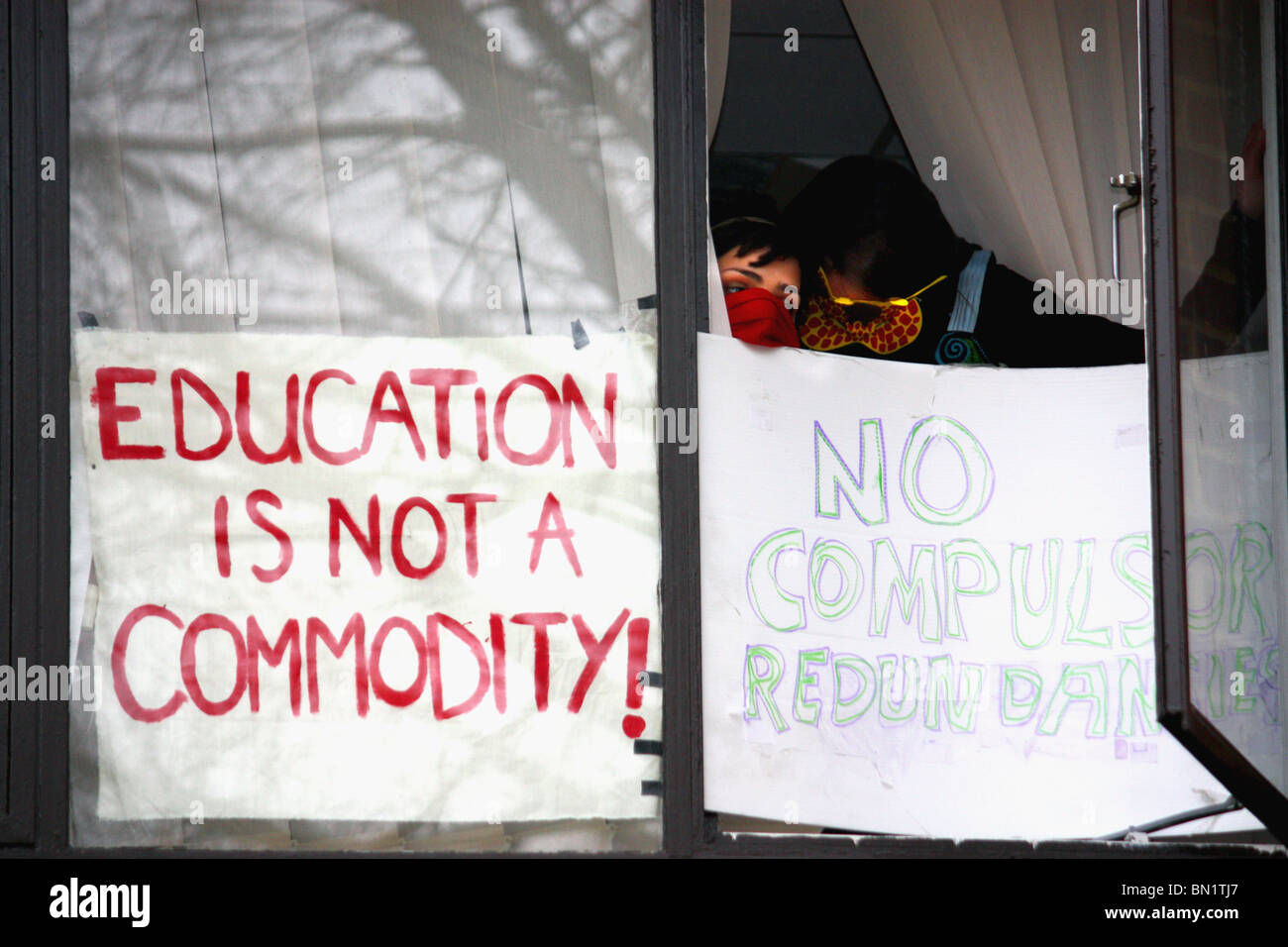 "Stop die Schnitten" studentischen Aktivisten besetzen ein Verwaltungsgebäude U. Sussex zu Protest Budgetkürzungen & Entlassungen. Stockfoto