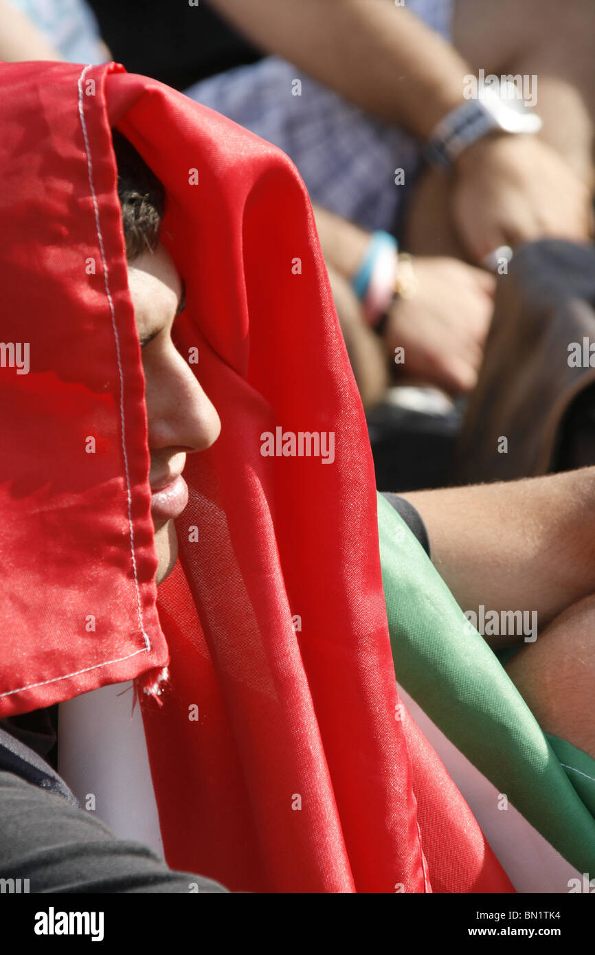 italienische Fans beobachten Italien V Slowakei im Welt Cup Fan Fest Village in Rom, Italien 2010 Stockfoto