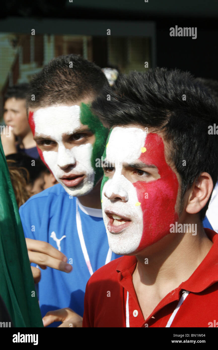 italienische Fans beobachten Italien V Slowakei im Welt Cup Fan Fest Village in Rom, Italien 2010 Stockfoto