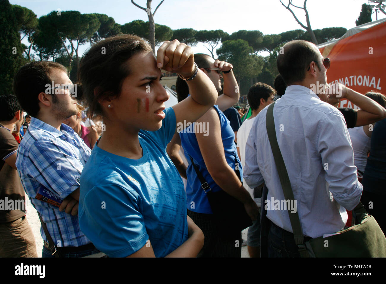 italienische Fans beobachten Italien V Slowakei im Welt Cup Fan Fest Village in Rom, Italien 2010 Stockfoto