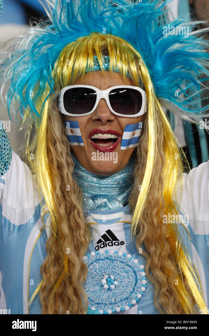 Ein Argentinien Förderer lächelt ein 2010 FIFA World Cup Runde 16 Spiel zwischen Argentinien und Mexiko 27. Juni 2010. Stockfoto