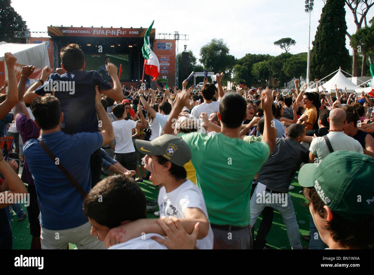 italienische Fans beobachten Italien V Slowakei im Welt Cup Fan Fest Village in Rom, Italien 2010 Stockfoto