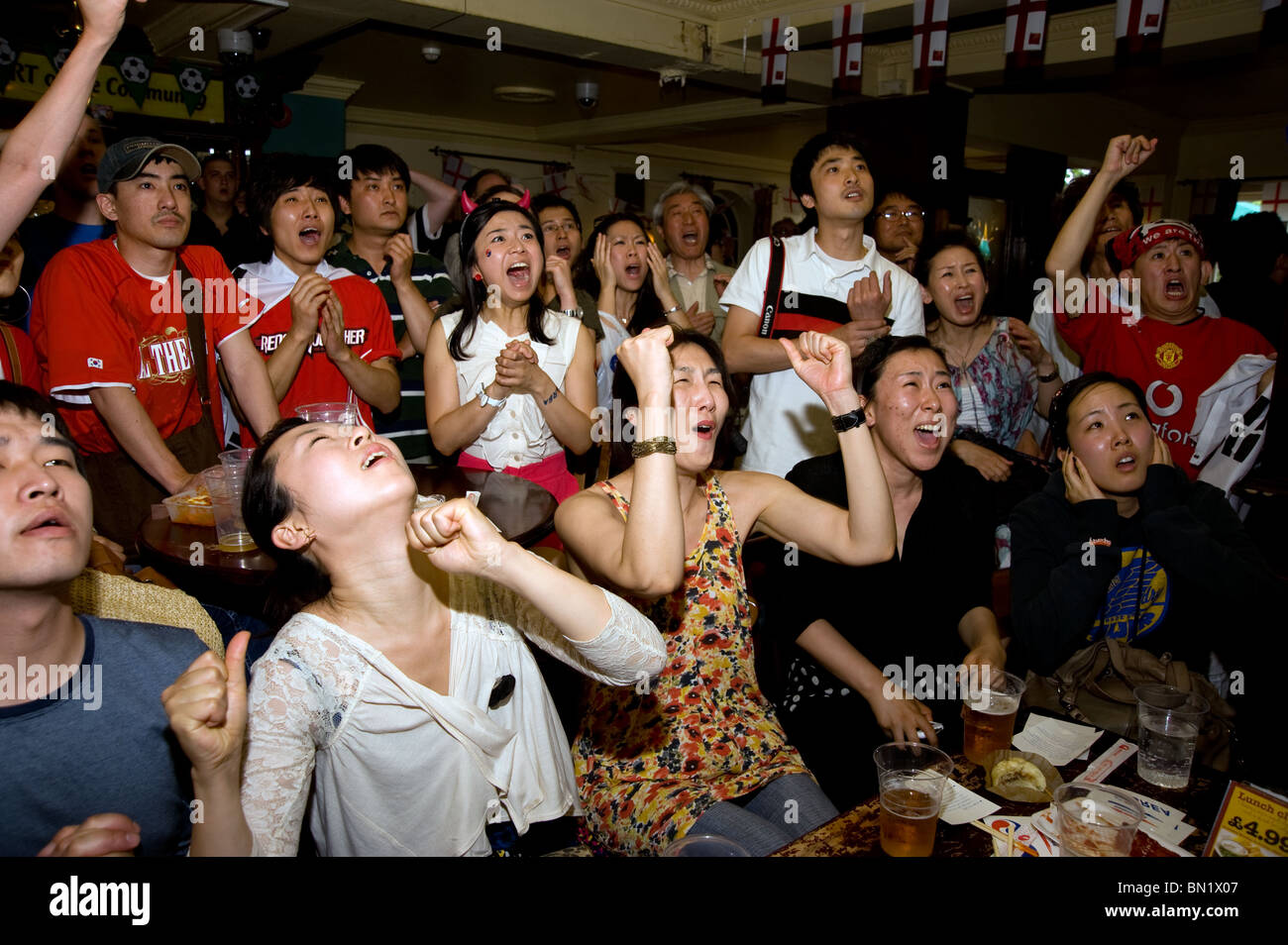 Aufgeregt südkoreanischen Fußball-Fans vor dem ihr Team in einem Londoner Pub, während der WM 2010 Stockfoto