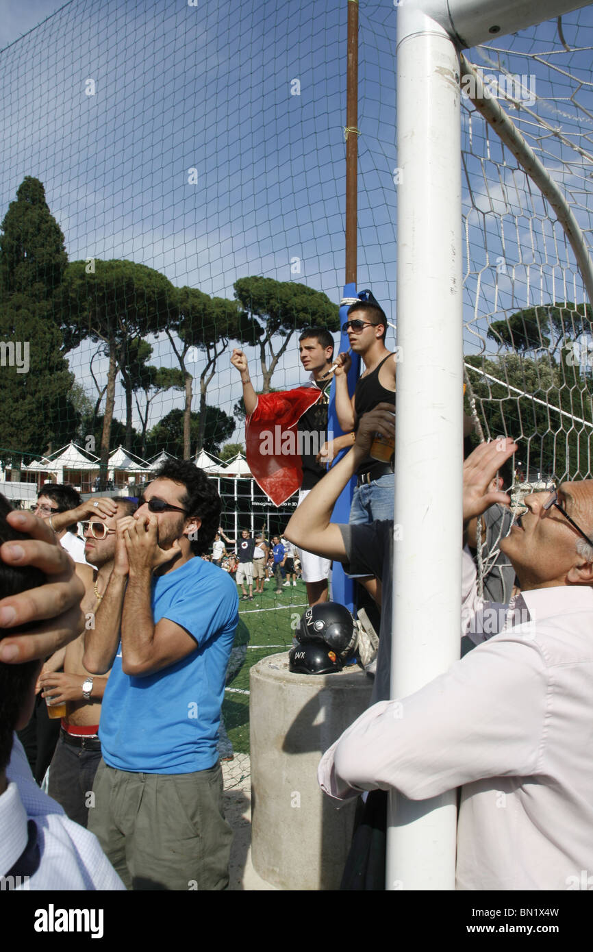 italienische Fans beobachten Italien V Slowakei im Welt Cup Fan Fest Village in Rom, Italien 2010 Stockfoto