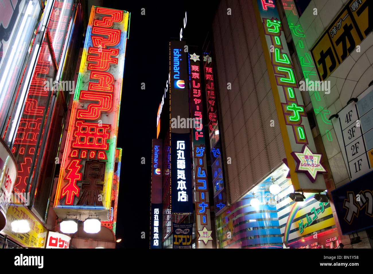 Akihabara Leuchtreklamen Stockfoto