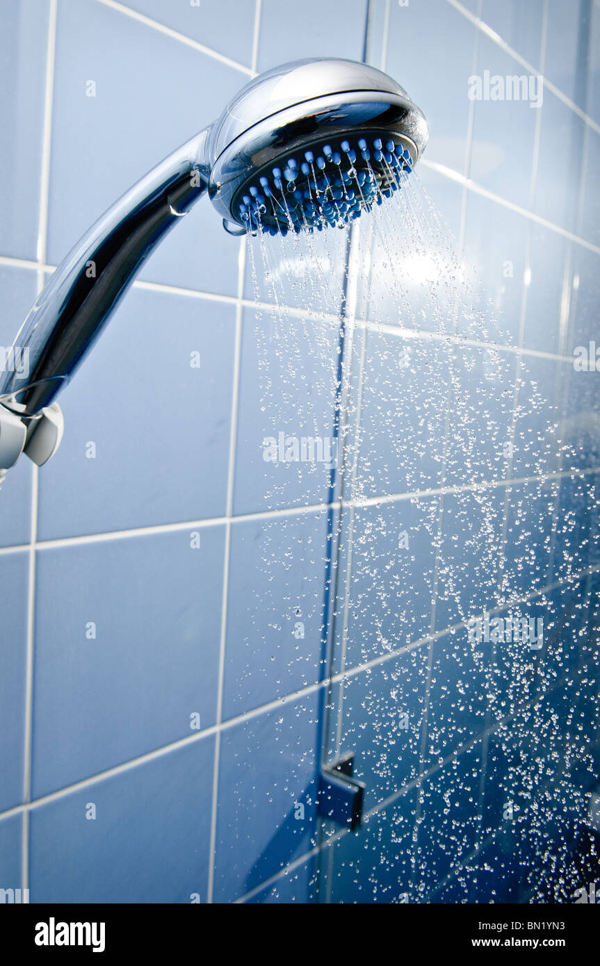 Wasser Spritzen aus einem Duschkopf in ein Spezialist-Dusch-WC für Behinderte. Stockfoto