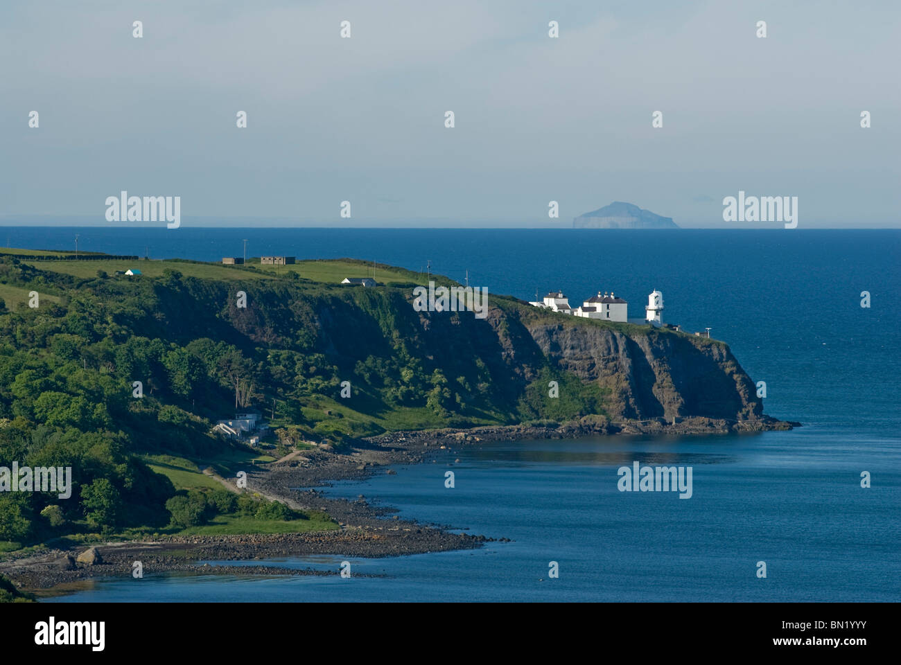 Blackhead Leuchtturm, County Antrim und Aisla Craig. Stockfoto