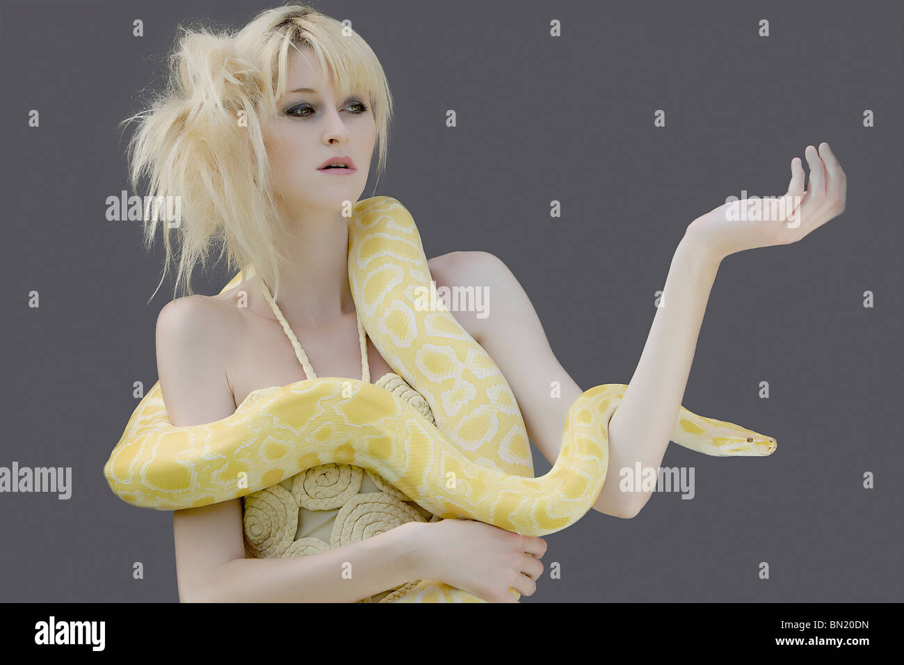 Junge Frau mit Schlange Stockfoto